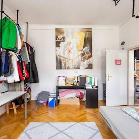 Fro-Media - Streetside Room 2 - Community Space Wina Bagian luar foto