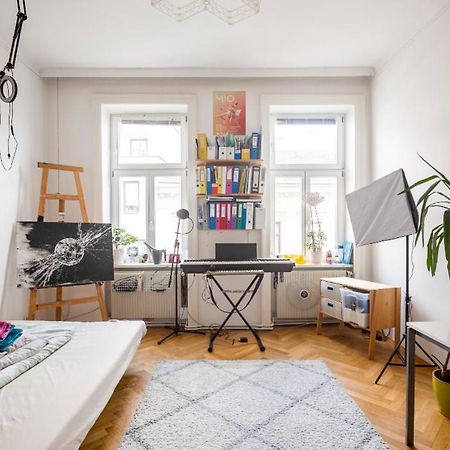 Fro-Media - Streetside Room 2 - Community Space Wina Bagian luar foto