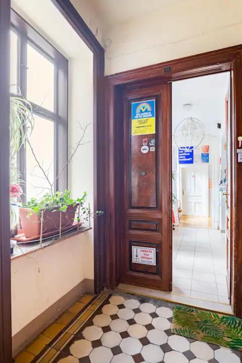 Fro-Media - Streetside Room 2 - Community Space Wina Bagian luar foto