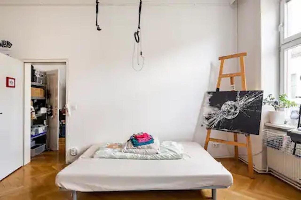 Fro-Media - Streetside Room 2 - Community Space Wina Bagian luar foto