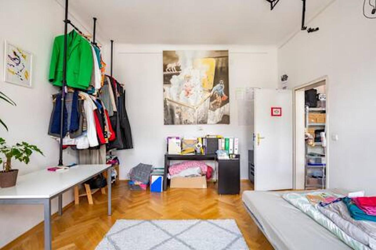 Fro-Media - Streetside Room 2 - Community Space Wina Bagian luar foto