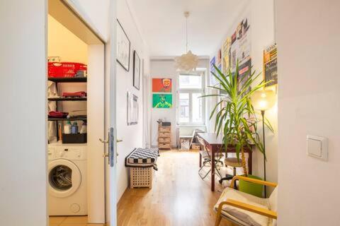 Fro-Media - Streetside Room 2 - Community Space Wina Bagian luar foto
