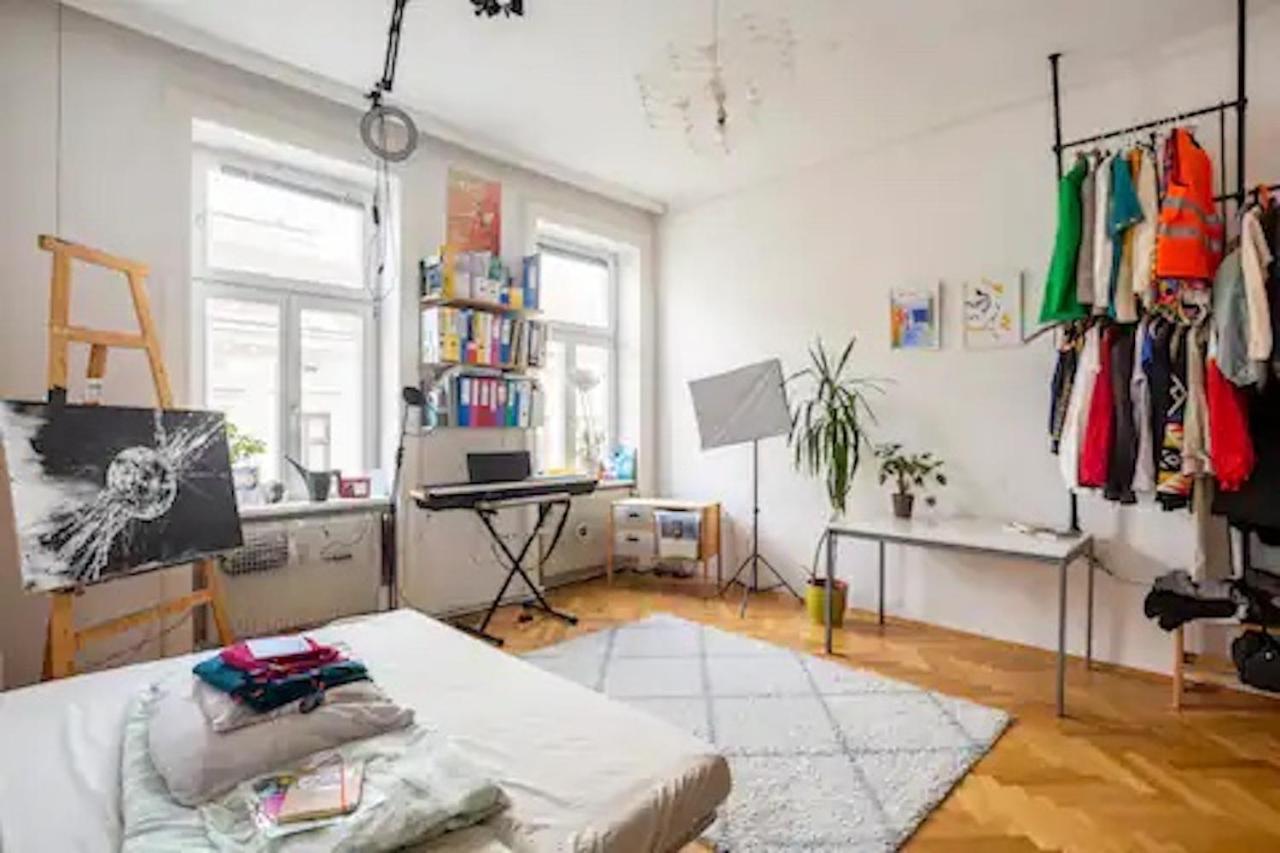 Fro-Media - Streetside Room 2 - Community Space Wina Bagian luar foto