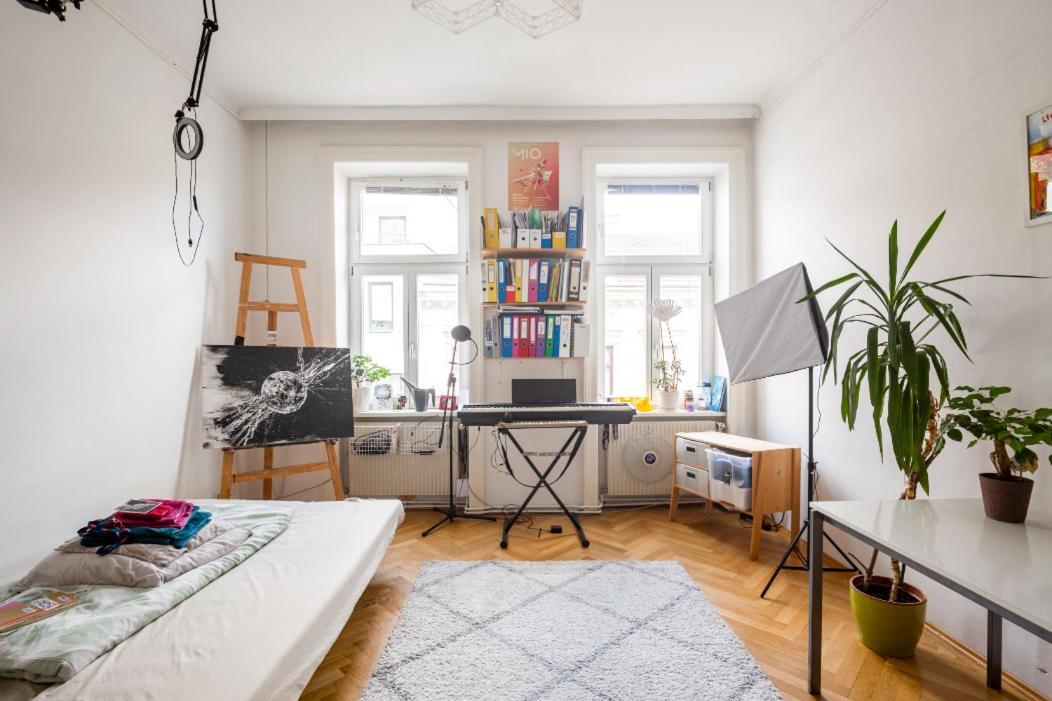 Fro-Media - Streetside Room 2 - Community Space Wina Bagian luar foto