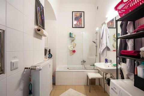 Fro-Media - Streetside Room 2 - Community Space Wina Bagian luar foto